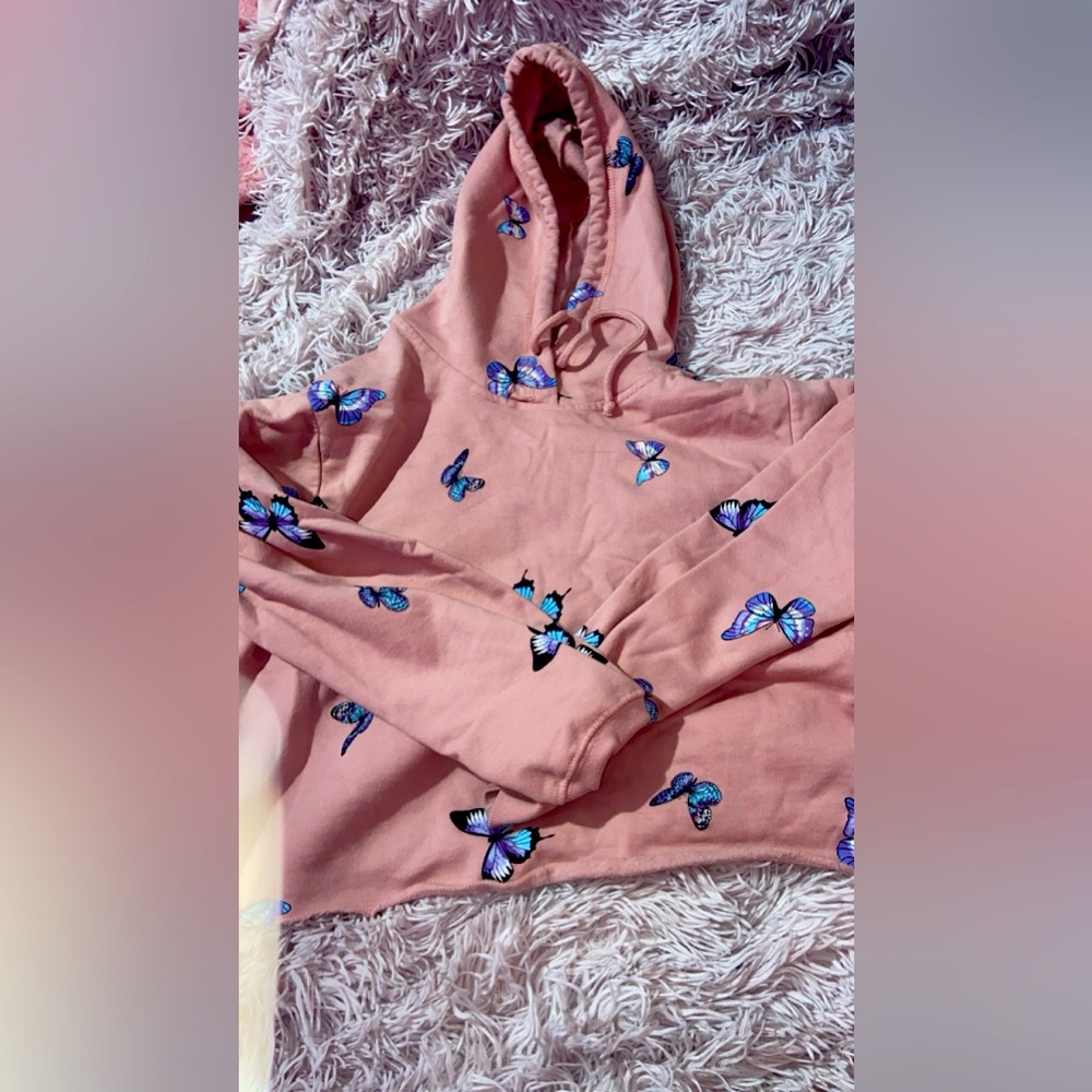 No boundaries pink cropped hoodie w/ butterflies